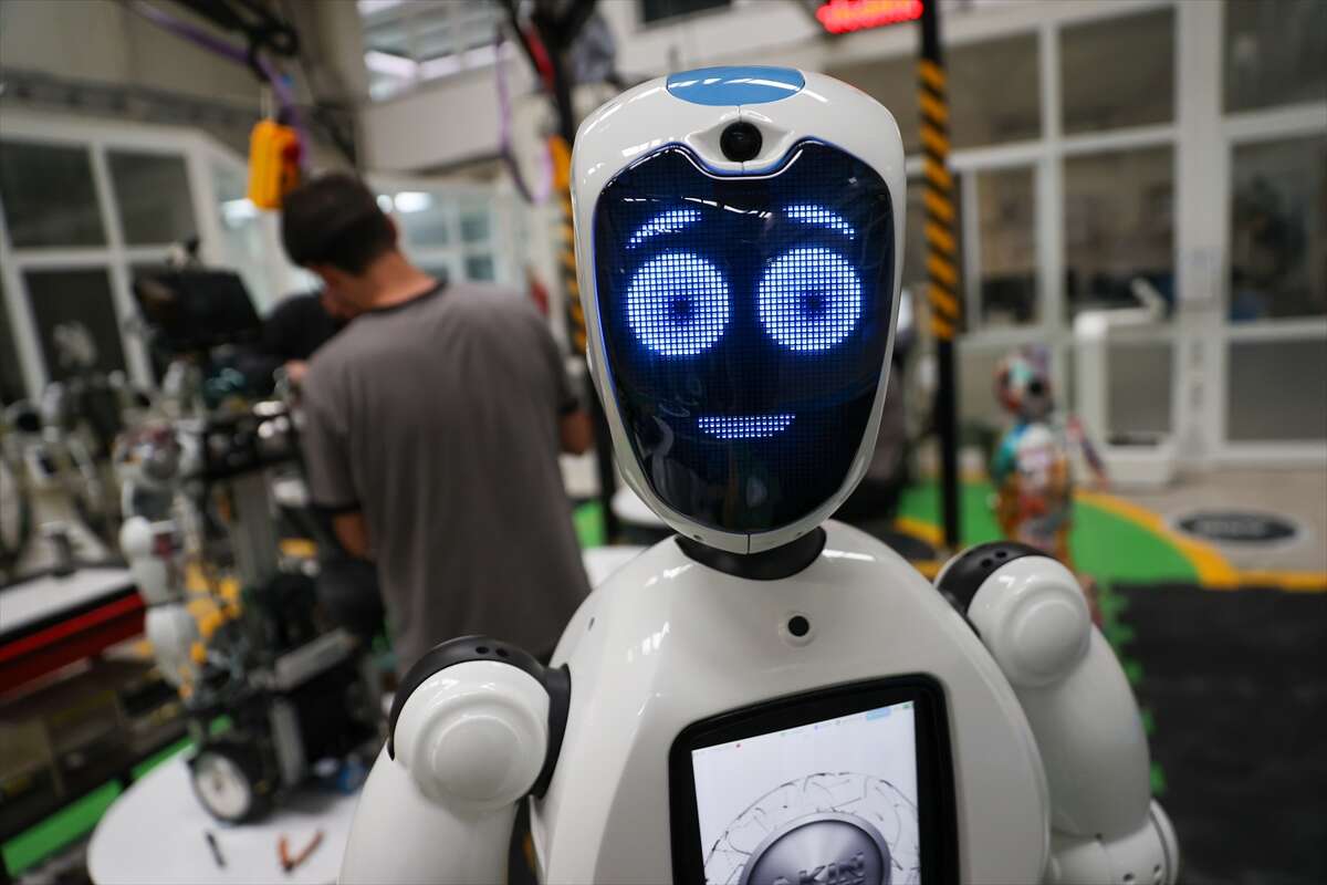 Konya ilk insansı robotunu piyasaya sürüyor! AKINCI-5 için geri sayım başladı 6